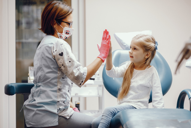 Коронки на молочные зубы - спасение от проблемы неправильного прикуса у детей